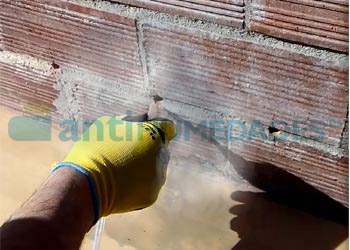 Limpieza de agujeros antes de aplicación del Gel Creamsilan 80-600