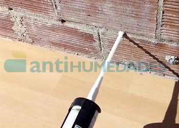 Aplicación de gel de silano y siloxano para humedad por capilaridad