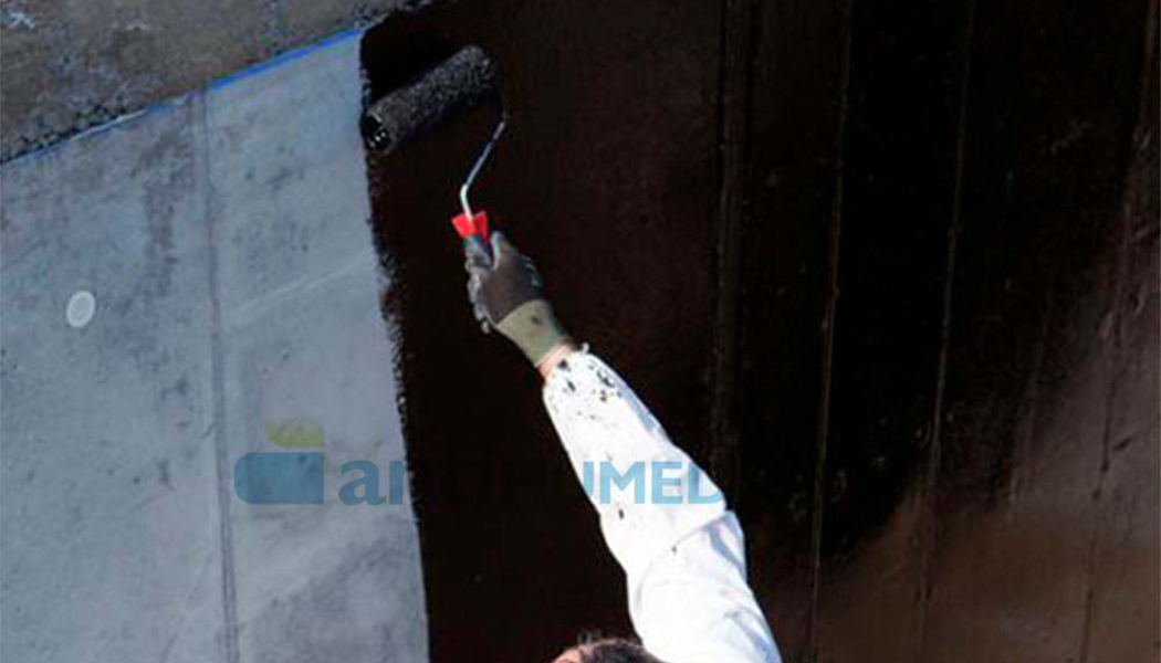 Aplicación de emulsión asfáltica impermeabilizante sobre muro