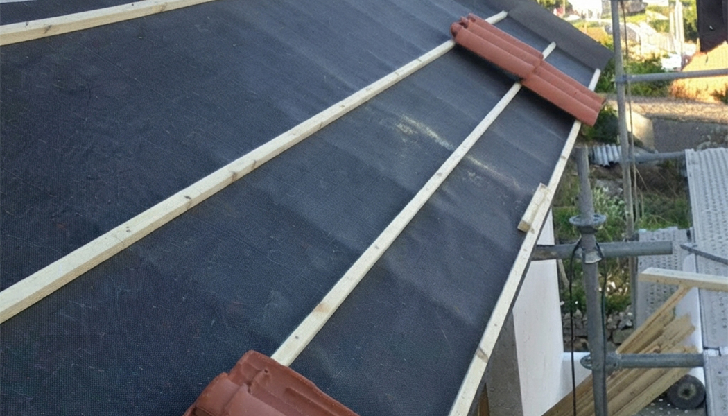 Tela transpirable impermeable para cubiertas de madera