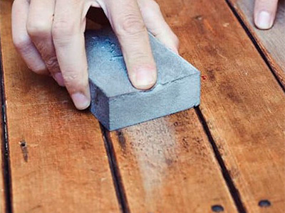 lijado previo a la aplicación de aceite para madera 