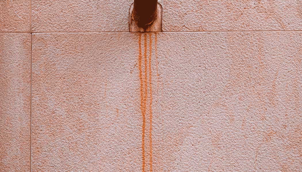 ¿Cómo eliminar manchas de óxido de una pared de piedra?