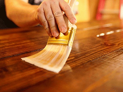 Aplicación con brocha del protector impermeabilizante de madera