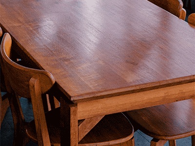 Acabado final de sillas y mesa de madera después de usar lasur al agua de Sopgal