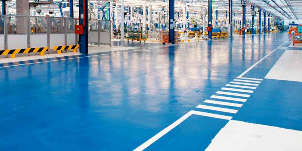 Acabado final de suelo industrial después de aplicar el disolvente para pintura epoxi de sopgal