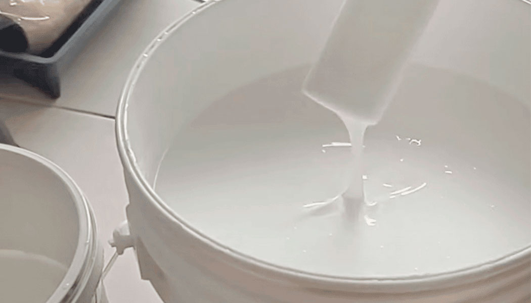Disolvente epoxi Sopgal diluido en pintura blanca