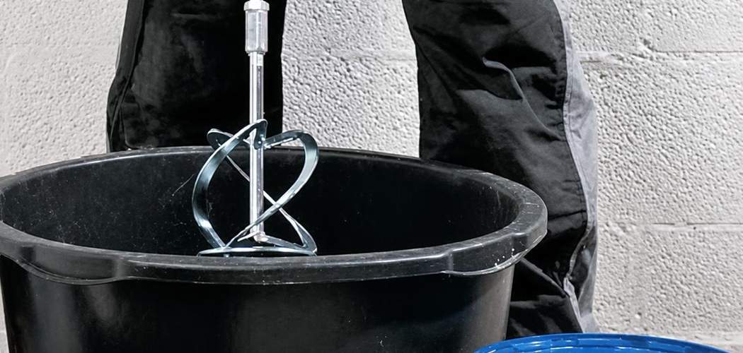 Mezclar pintura bicomponente para suelos
