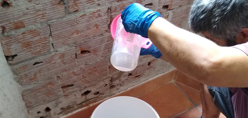 Inyección de producto antihumedad en la parte inferior de un muro.