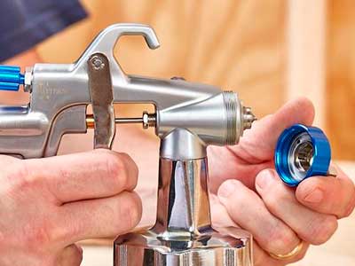 ¿Se puede regular la cantidad de pintura que proyecta la pistola para corcho proyectado?