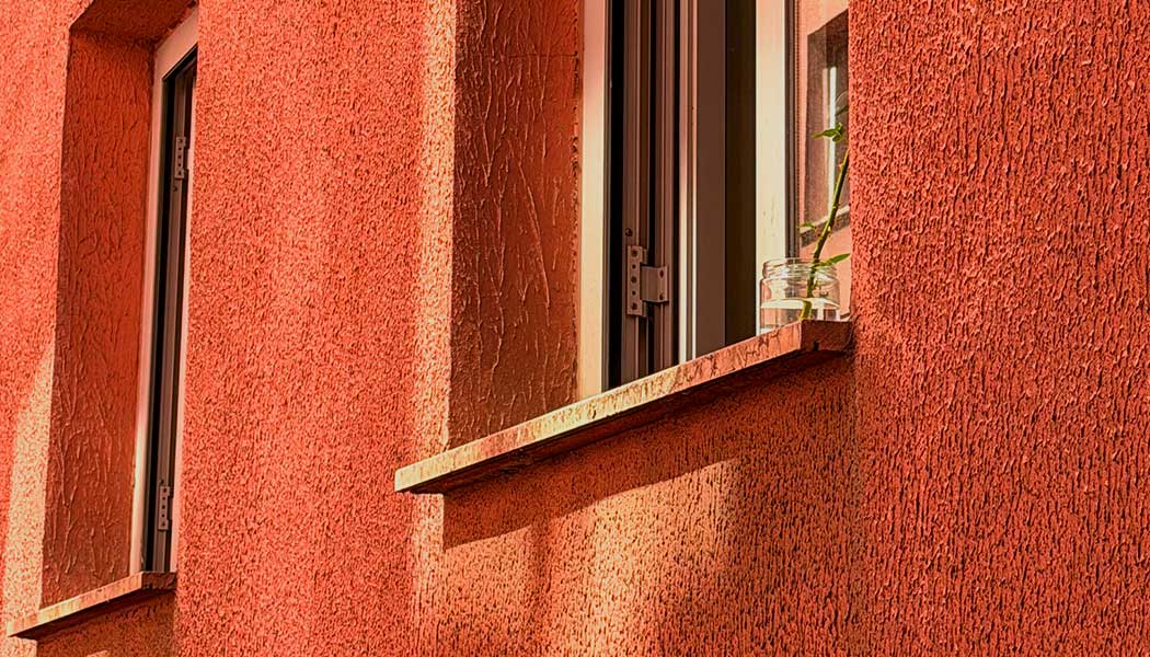 Acabado de corcho proyectado sobre fachada