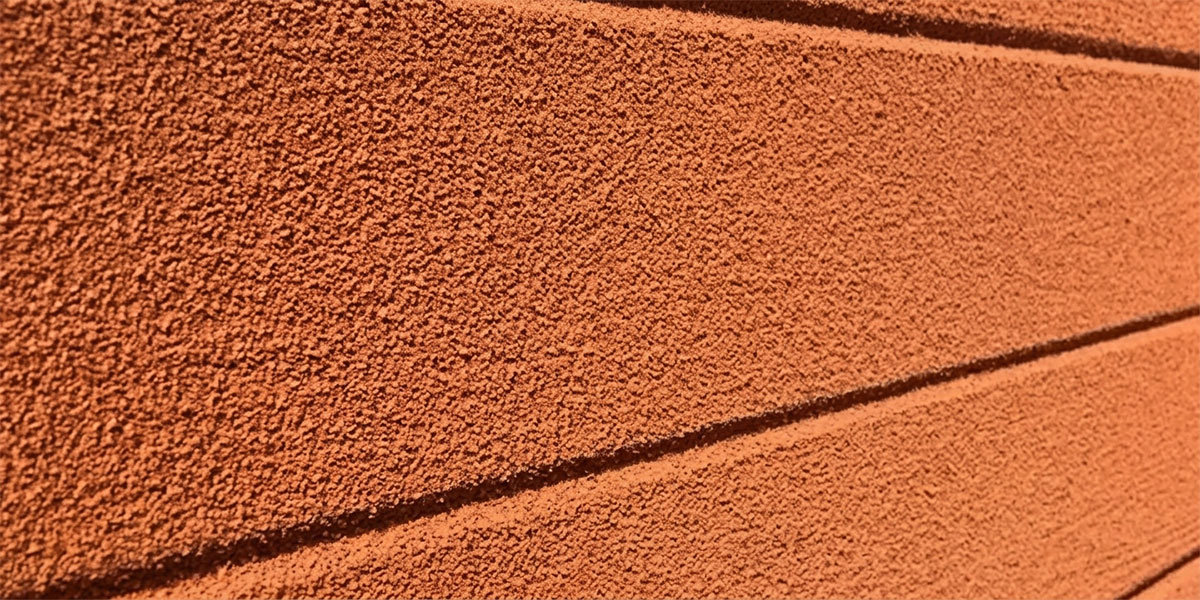 Acabado de gotelé en una pared naranja