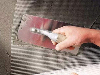Colocación malla de fibra de vidrio con una capa de mortero líquido