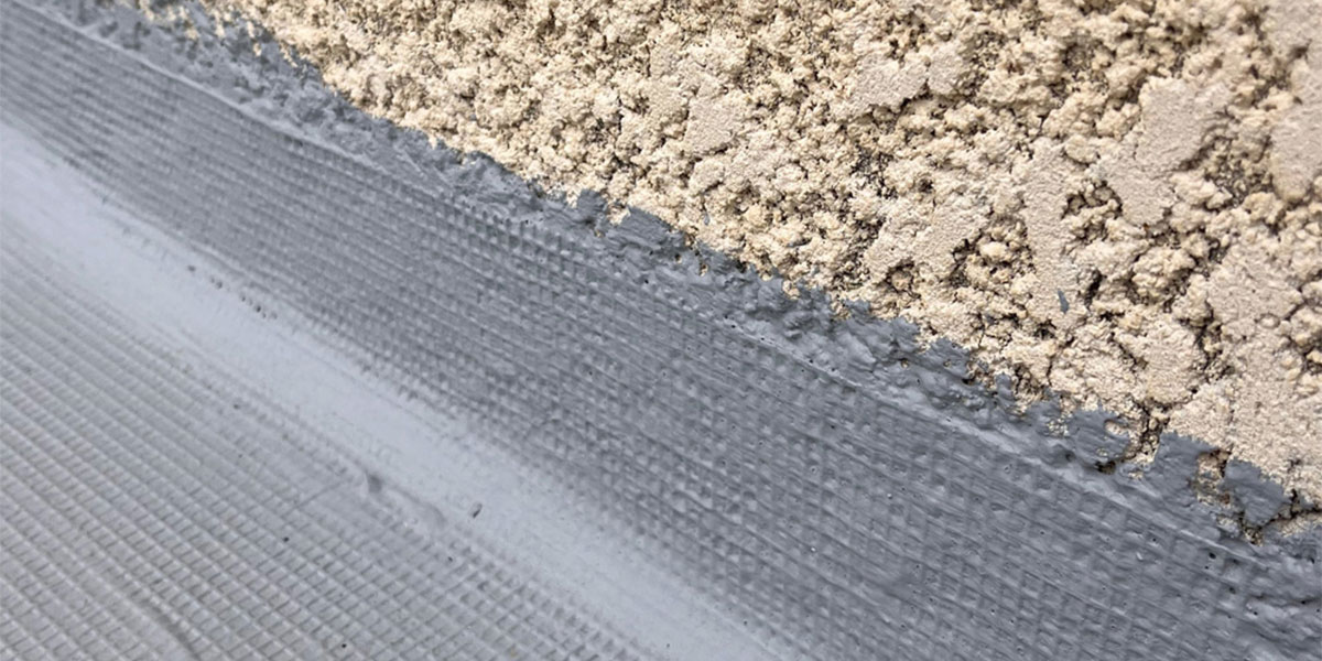 Aplicación de malla de fibra de vidrio junto con pintura impermeabilizante.