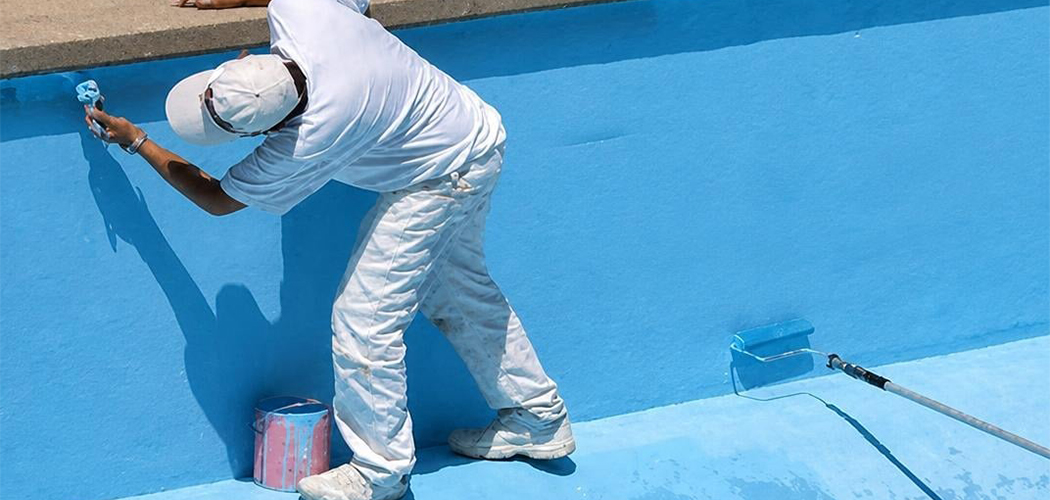 Aplicación de pintura impermeabilizante para piscinas