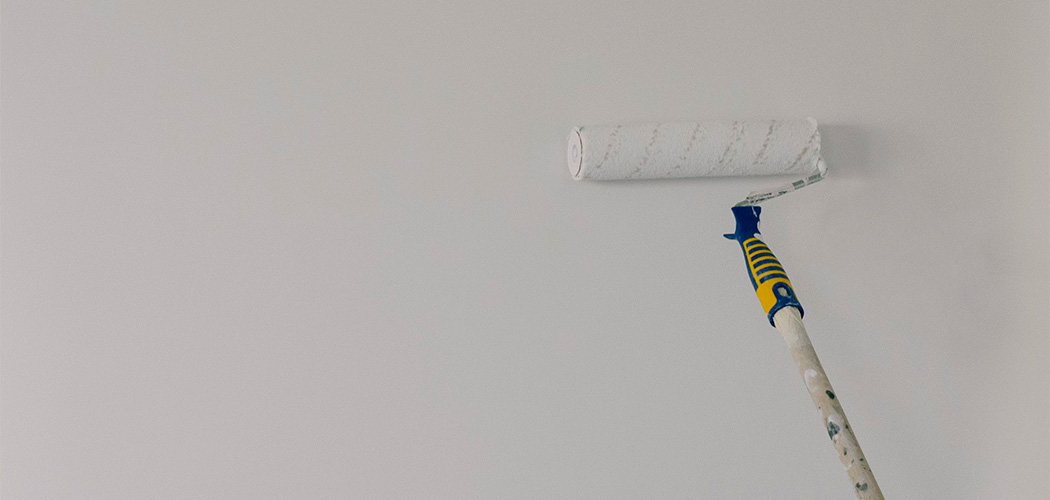 Aplicación de pintura a la cal transpirable en pared con humedad
